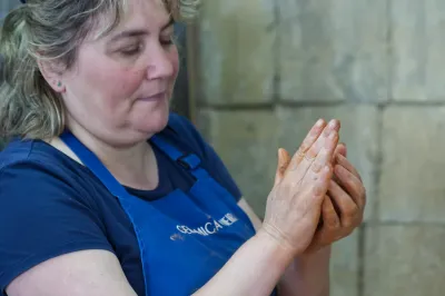 Ceramista na Cerâmica Vieira - Ilha de São MIguel, Açores - Portugal