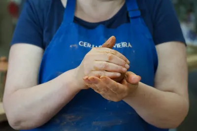 Ceramista na Cerâmica Vieira - Ilha de São MIguel, Açores - Portugal
