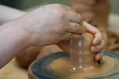 Ceramista na Cerâmica Vieira - Ilha de São MIguel, Açores - Portugal