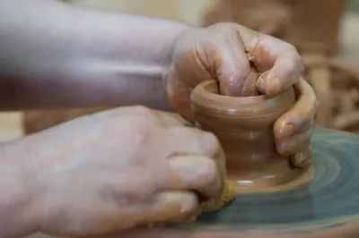 Ceramista na Cerâmica Vieira - Ilha de São MIguel, Açores - Portugal