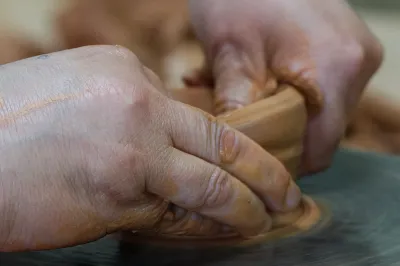 Ceramista na Cerâmica Vieira - Ilha de São MIguel, Açores - Portugal