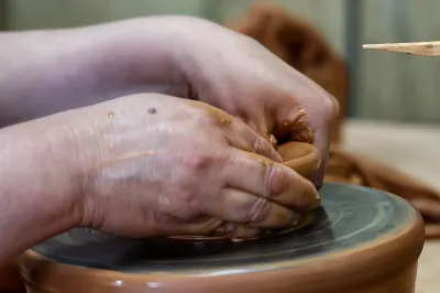 Ceramista na Cerâmica Vieira - Ilha de São MIguel, Açores - Portugal