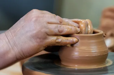 Ceramista na Cerâmica Vieira - Ilha de São MIguel, Açores - Portugal