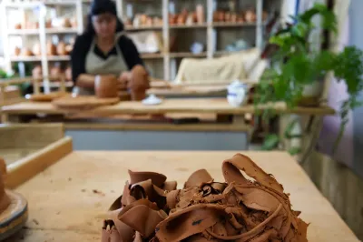 Ceramista na Cerâmica Vieira - Ilha de São MIguel, Açores - Portugal