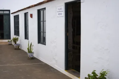 Ceramista na Cerâmica Vieira - Ilha de São MIguel, Açores - Portugal