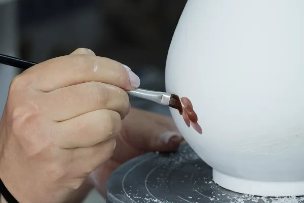 Pintora na Cerâmica Vieira - Ilha de São MIguel, Açores - Portugal
