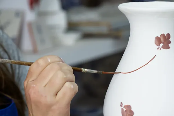 Pintora na Cerâmica Vieira - Ilha de São MIguel, Açores - Portugal