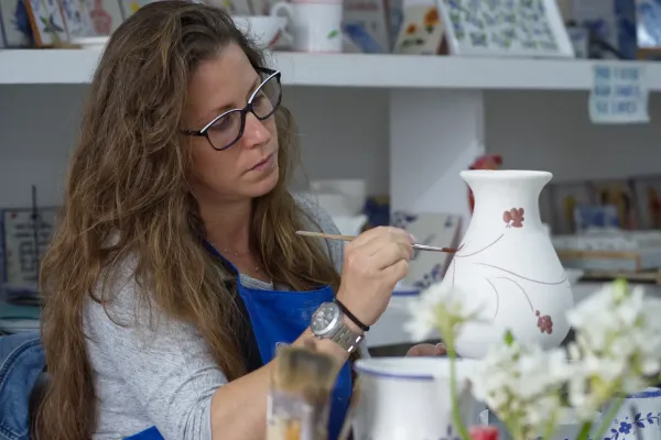 Pintora na Cerâmica Vieira - Ilha de São MIguel, Açores - Portugal